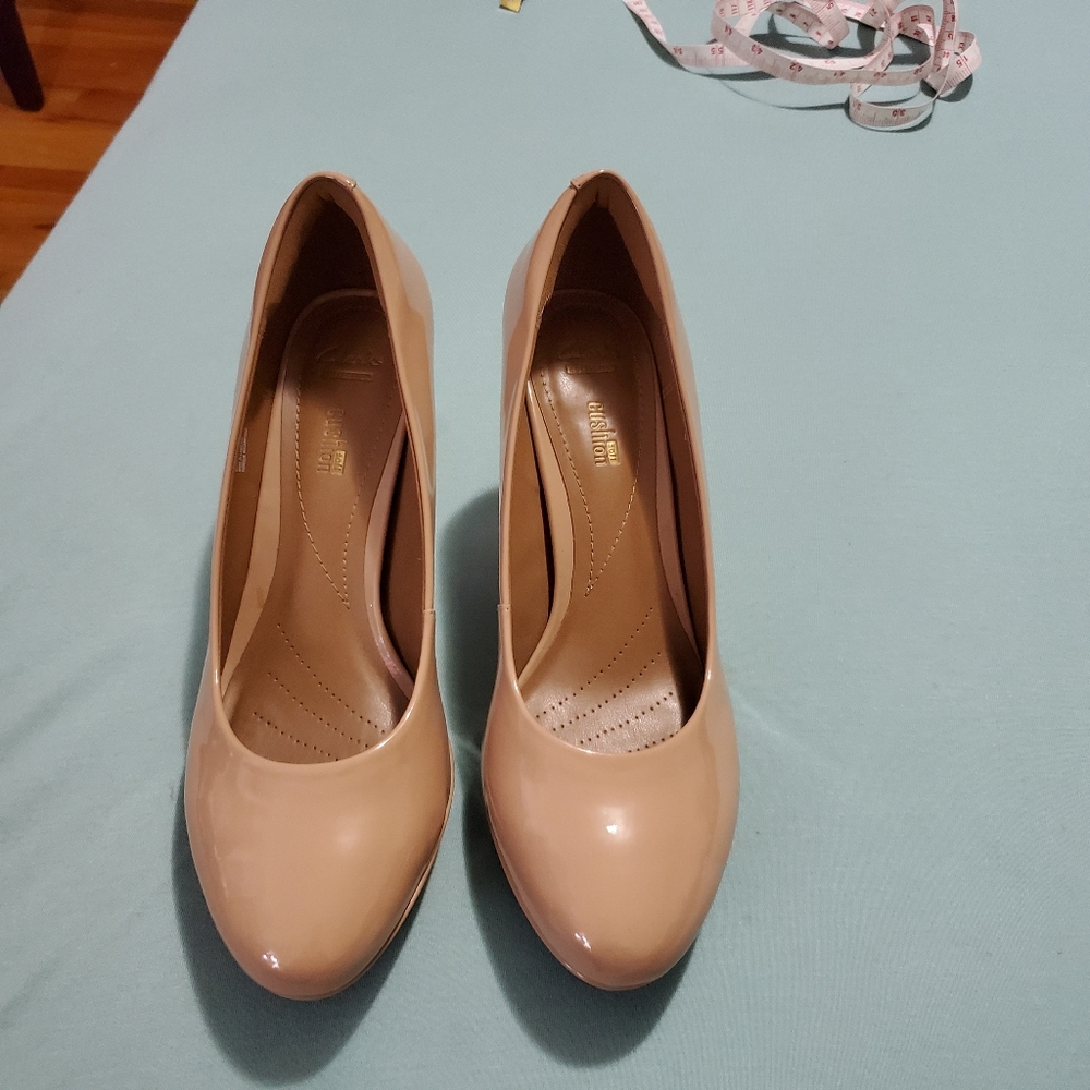 Clark's nude pumps size 9M